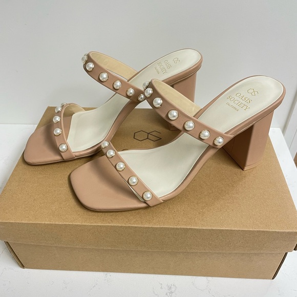 ⭐️FLASH SALE⭐️NEW! Stunning Hude Heels with pearl accents! - Picture 2 of 5